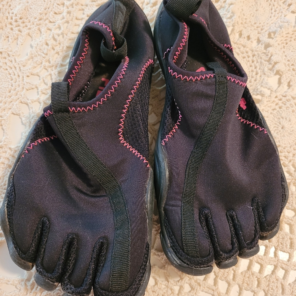 Woman's used Skele-toes river shoes size 7 Fila brand pink and black.